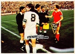 Cromo Hölzenbein / Schiedsrichter Muro / Kulik - Fussball 1980-1981 n. 50 - Bergmann