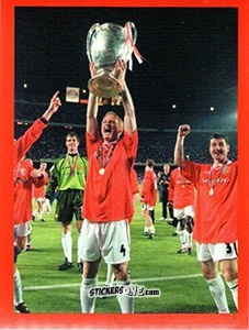 Cromo David May with Cup - Manchester United. Europe 2000 n. 141 - Futera