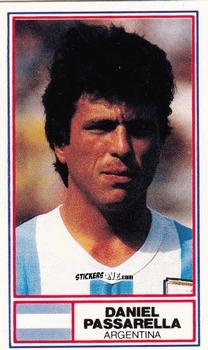 Figurina Daniel Passarella - Football International Stars 1984
 n. 31 -  Rothmans
